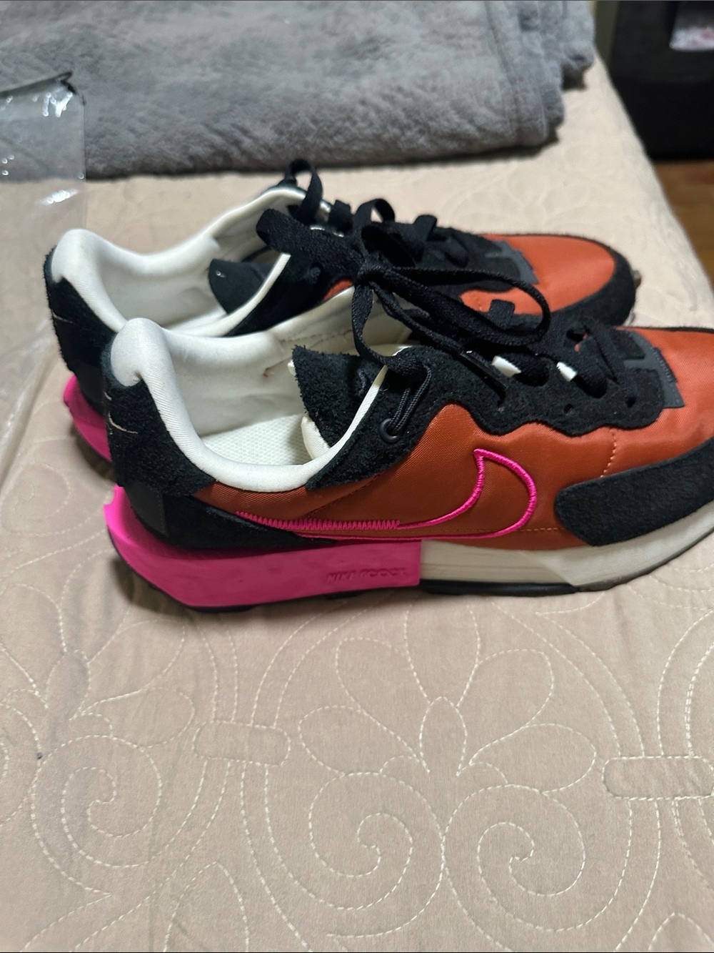 Nike Retro Runner Sneakers in rust Black & Pink